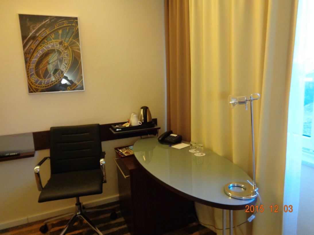 酒店客房桌子很现代精致 hotel duo(杜鸥酒店)
