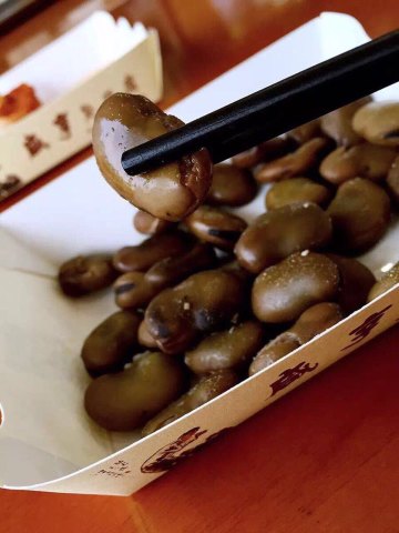 咸亨饭店六点后营业 没赶上 旁边有小窗口卖小吃 孔乙己茴香豆 吃不惯