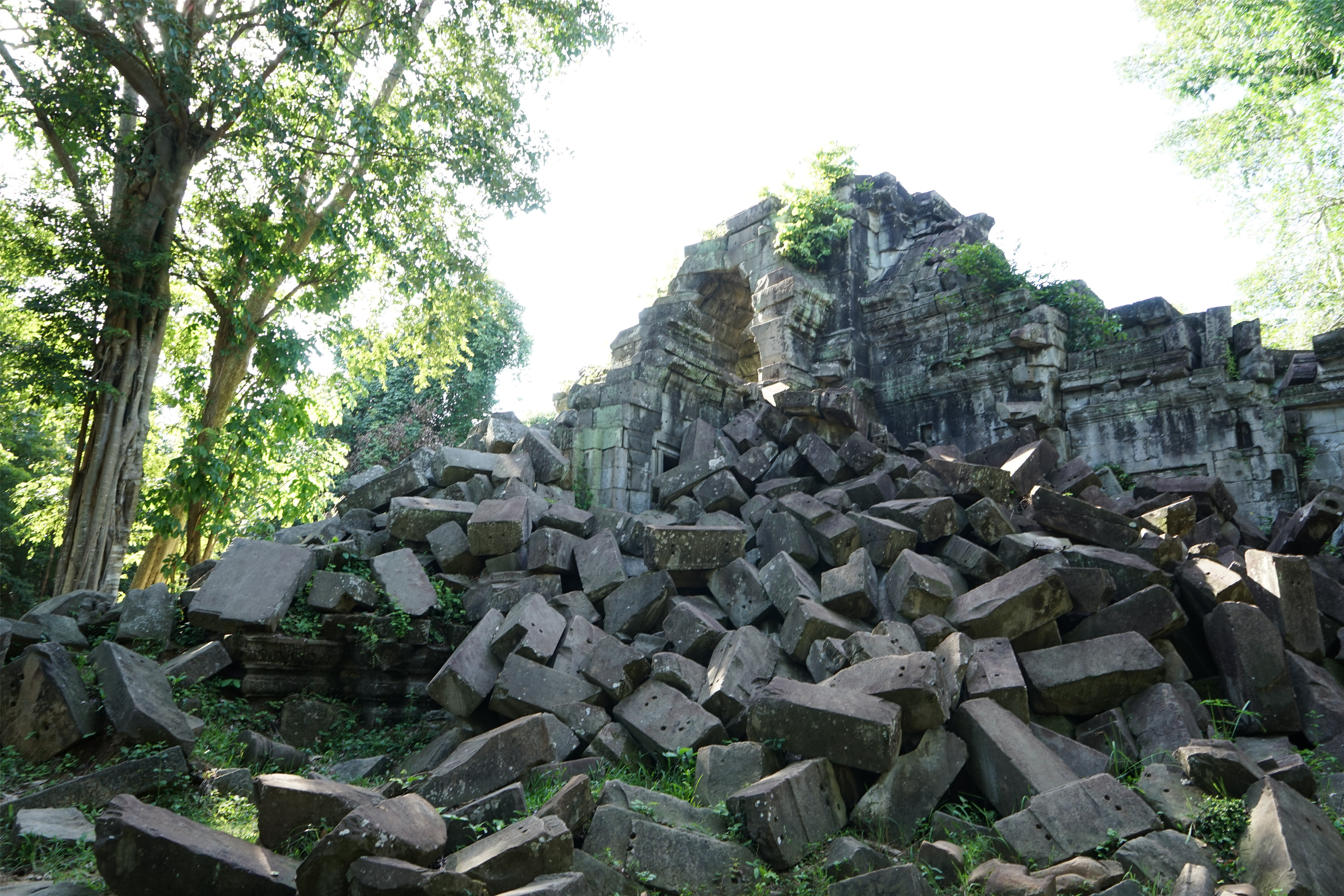 崩密列(beng mealea),是一座小吳哥窟式的寺廟,名字的意思是