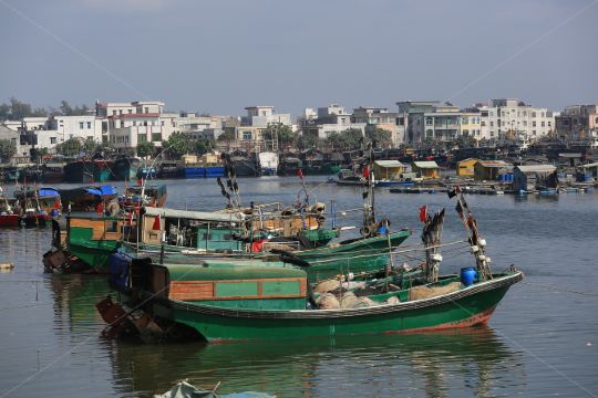 乌石镇位于雷州半岛西南部,是广东省主要渔港之一,面积2.57平方公里.