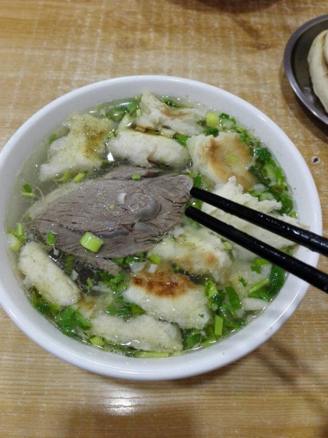 严师傅带我们吃敦煌名小吃羊肉粉汤,羊肉鲜美不膻