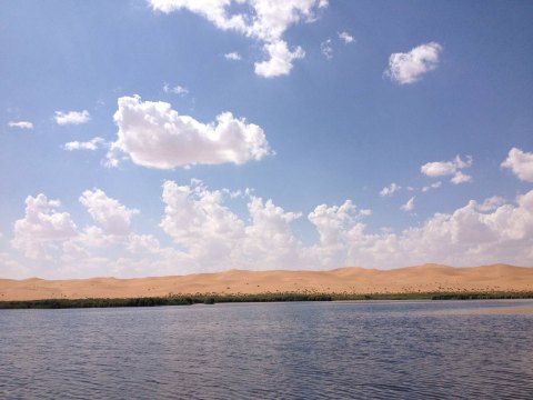 腾格里沙漠月亮湖