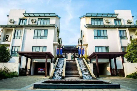 梅花洲假日酒店客房环境清幽,装修典雅,设施完善.