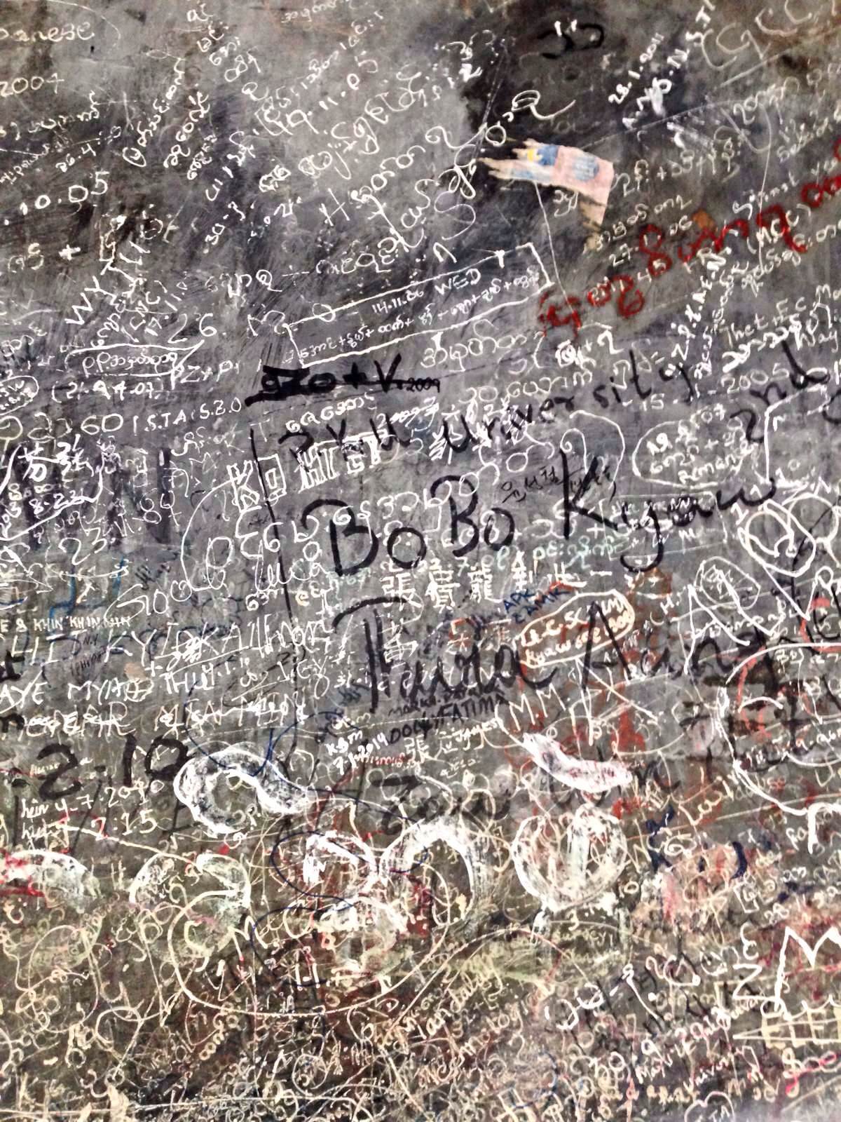 抬头左右一看,尼玛,大钟内部密密麻麻写满了字,各国文字都有,已无落笔