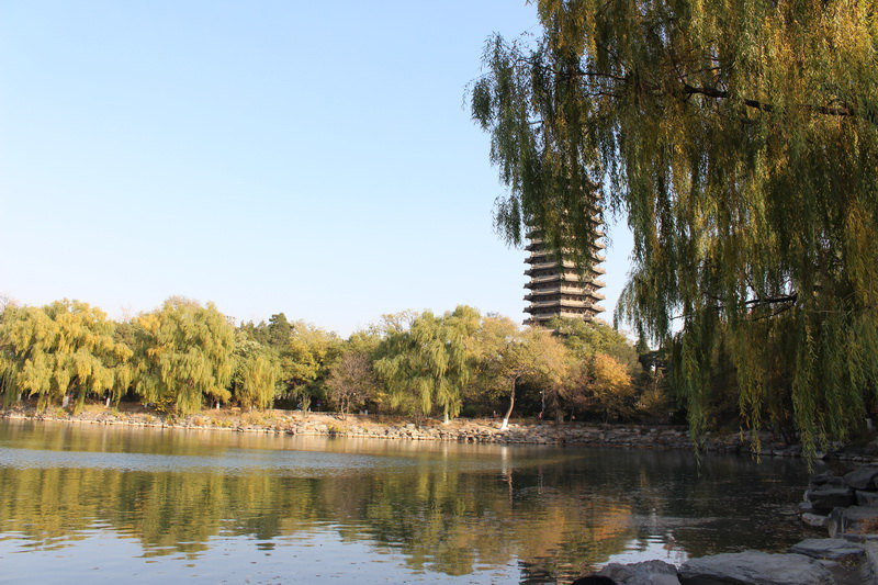 未名湖,是北京大學校園內最大的人工湖,位於校園中北部.形狀呈u形.