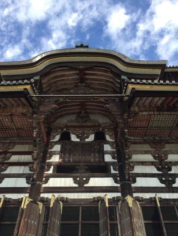 唐破风结构,屋檐下面的小窗户只有重大日子才会开启