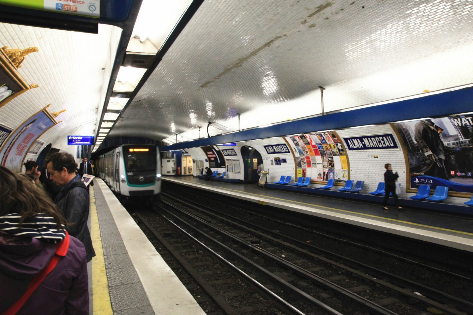 巴黎四通八达的地铁,无人驾驶,手动开门,新鲜 巴黎