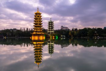 桂林水韵号或水韵国潮号或同级豪华游船夜游四湖【[夜游“东方威尼斯”]环湖游城赏桂林城区精华景观，坐船夜游更可欣赏夜景】