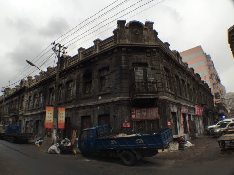 置身其间,我无法形容此刻的震撼.静默,苍凉,充满老建筑独有的劲道.