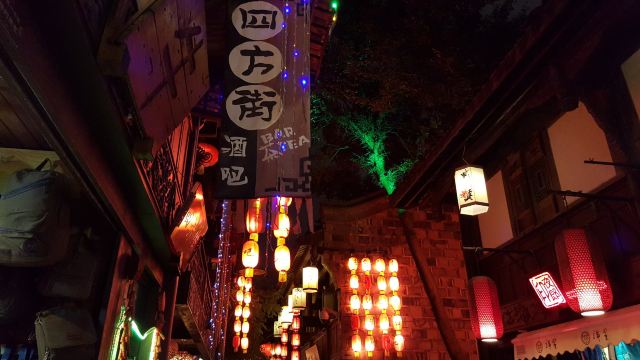 四方街是酒吧一条街,现在全国都喜欢在古镇里搞酒吧,从丽江到西塘,无