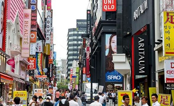 首尔明洞稀土美化妆品街道旅游照片