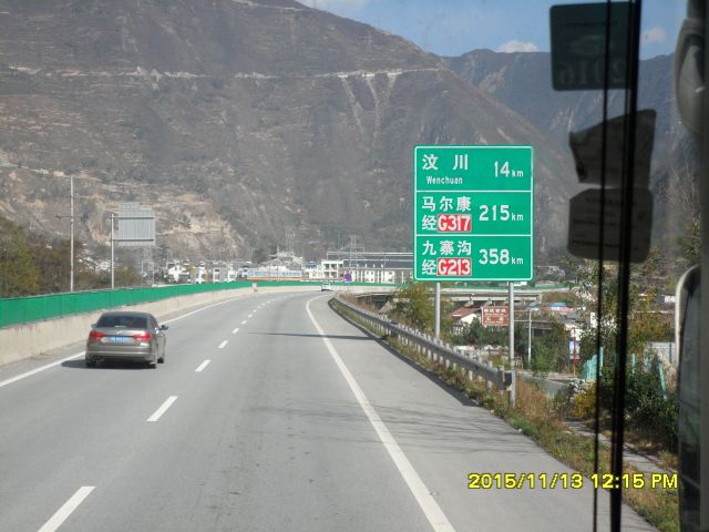 从成都坐大巴到九寨沟要坐九个小时.