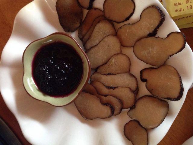 黑松茸沾蓝莓酱,鲜美