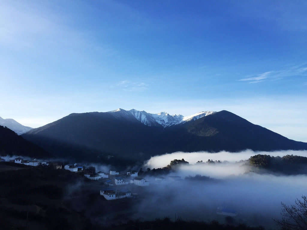 德钦巴登顶,_大山谷图库