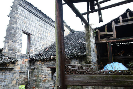 木制六边形的门洞,在江南园林中多见,但在户宅里出现倒也稀奇,可即怂