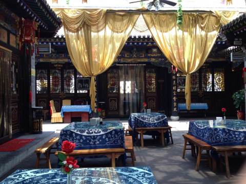 汾河公园边上有一家装修不错的餐厅:在水一方,用过晚餐后,结束了此次