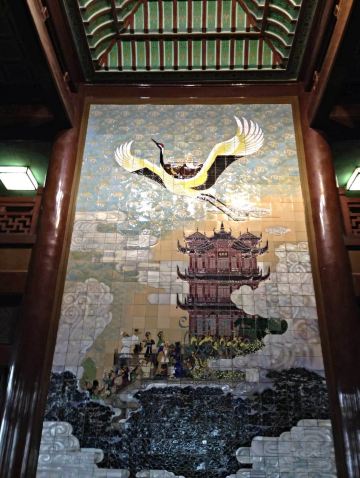 这就是根据黄鹤楼 传说 而绘制的 彩瓷 壁画 这里还和吕洞宾 有关