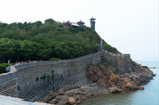 蓬莱阁标志性建筑普照楼,从山下看的最高的建筑,在过去是指示航标的