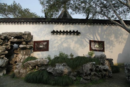 一步一景,苏州园林的设计精细到小节,连房檐上的雨水漏都能穿墙留到