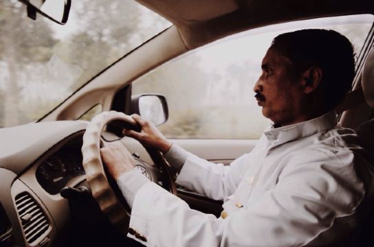 一丝不苟的司机大叔