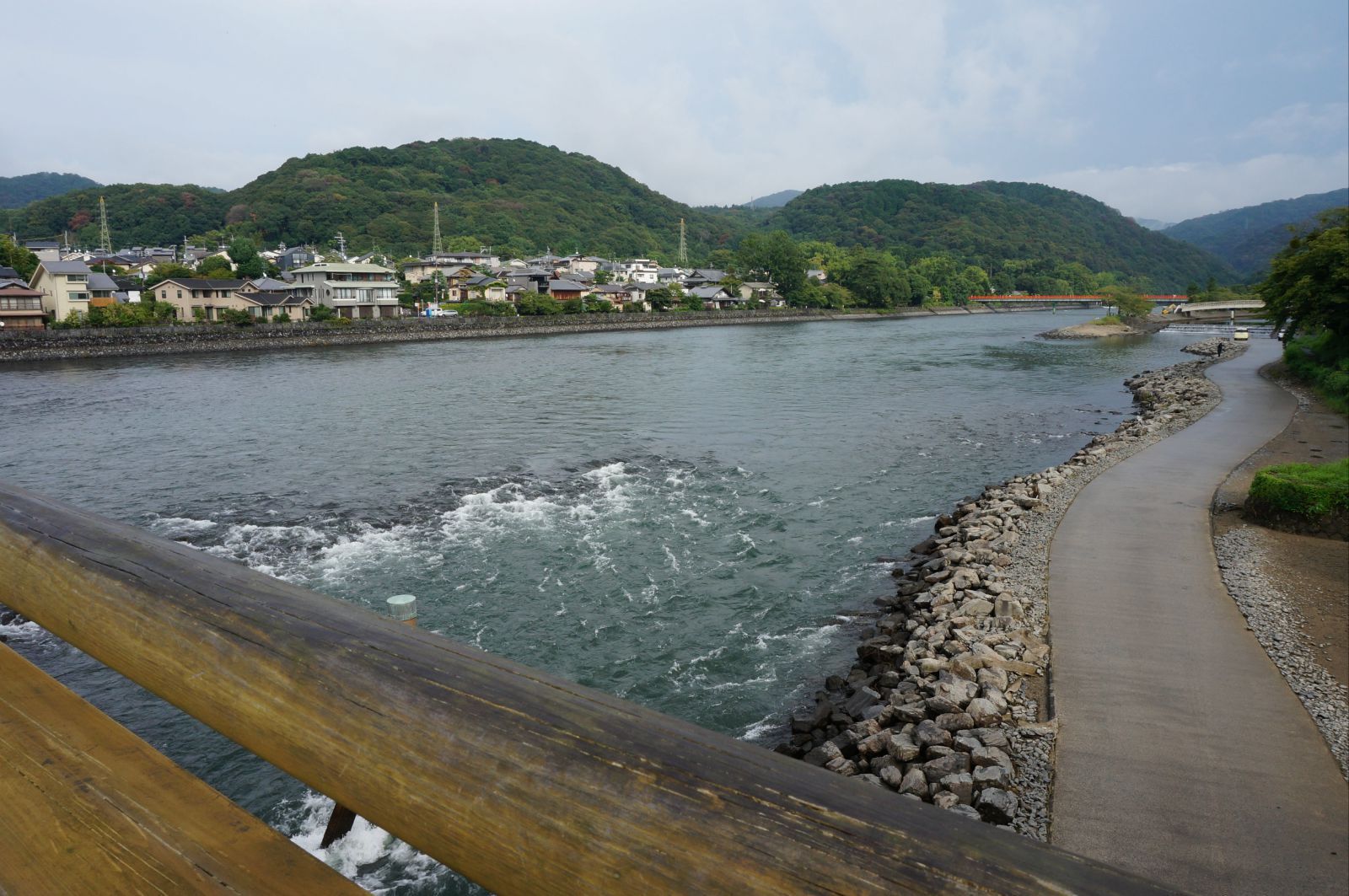 沿著風光明媚的宇治川,有著平等院,宇治上神