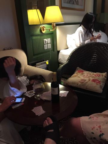 又醉倒三个,还剩一个逃到了床上. 厦门海悦山庄酒店