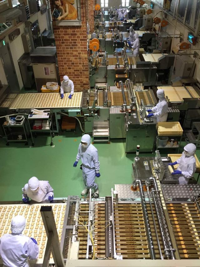 巧克力夹心饼干制作过程 札幌白色恋人巧克力工厂
