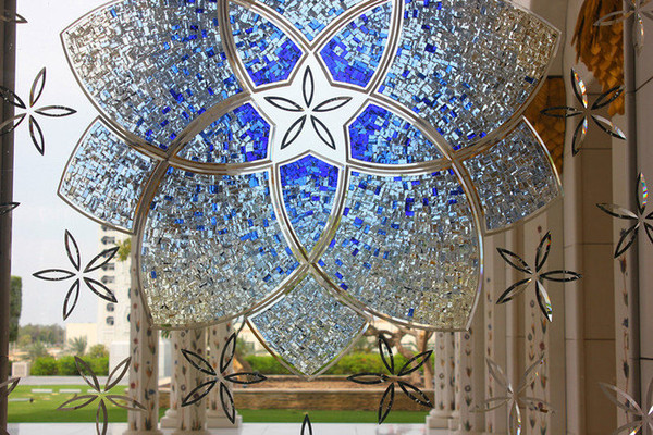 在窗户上的琉璃制的花朵,每一种都不尽相同.