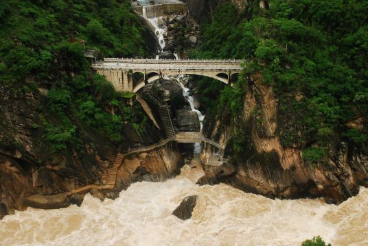 虎跳峡在由丽江去香格里拉的路上,从丽江到虎跳峡镇坐车将近三个小时.