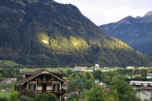 因特拉肯位于图恩湖(lake thun)及布里恩湖(lake brienz)之间,又名湖