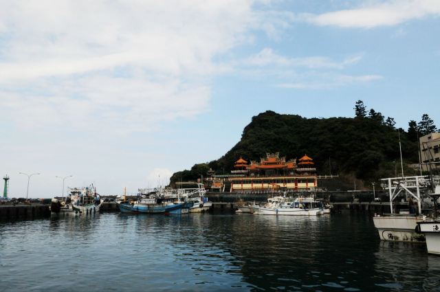 位于淡水河的出海口北侧,西滨台湾海峡,西南与八里区以淡水河一水之隔