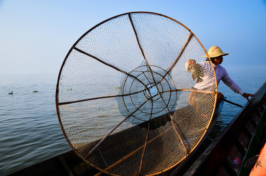 这个才是真正的单腿撑船的渔夫,不是表演的