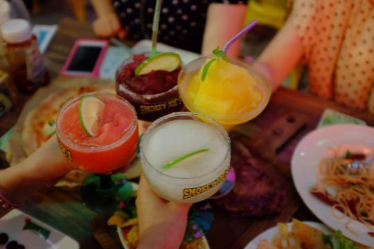 这鸡尾酒干杯! 冒烟的乔