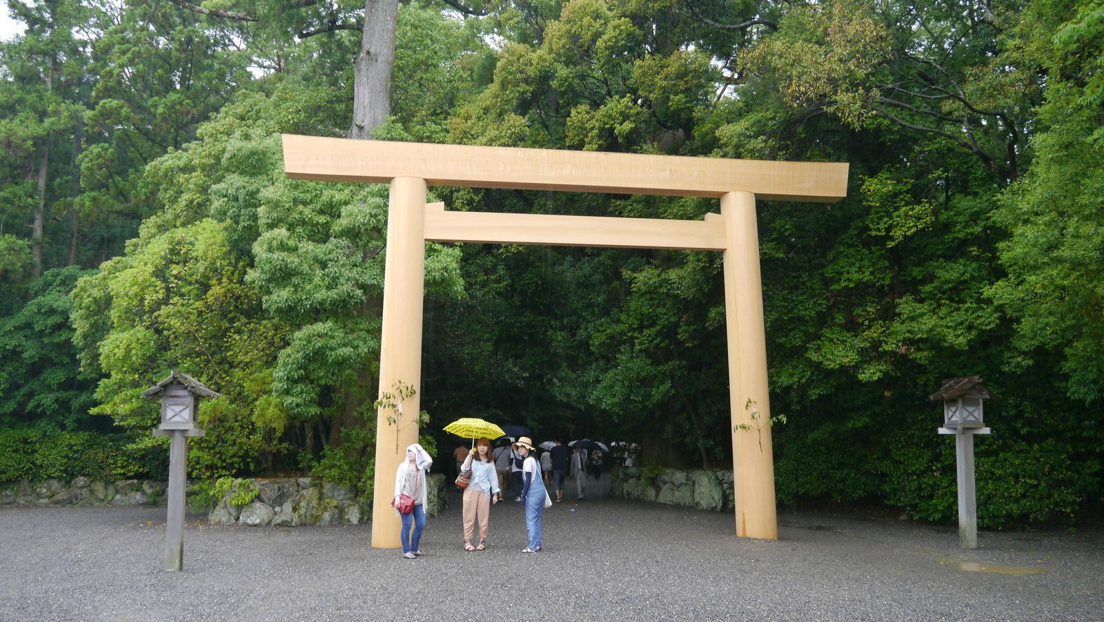 然後去了外宮.雨越下越大. 伊勢神宮