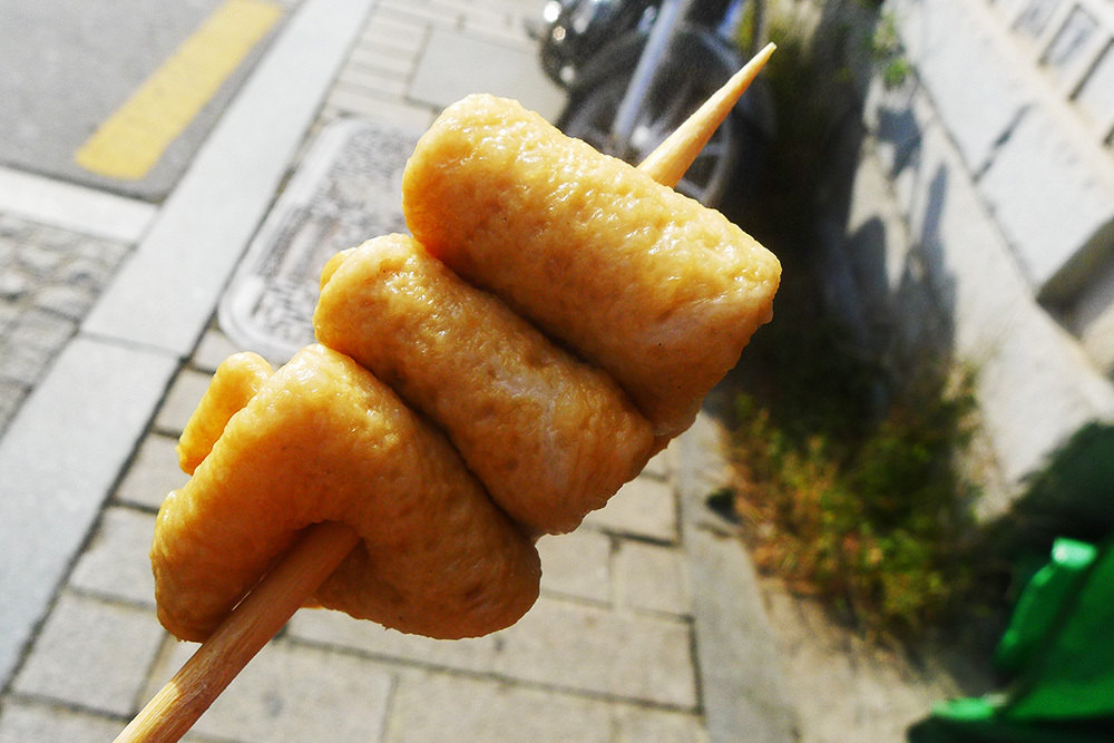 饿了,买串鱼饼,真好吃 北村韩屋村