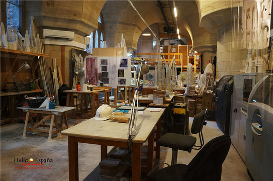 模型工作室,透过玻璃墙可以看到里面的工作人员正在制作教堂模型.