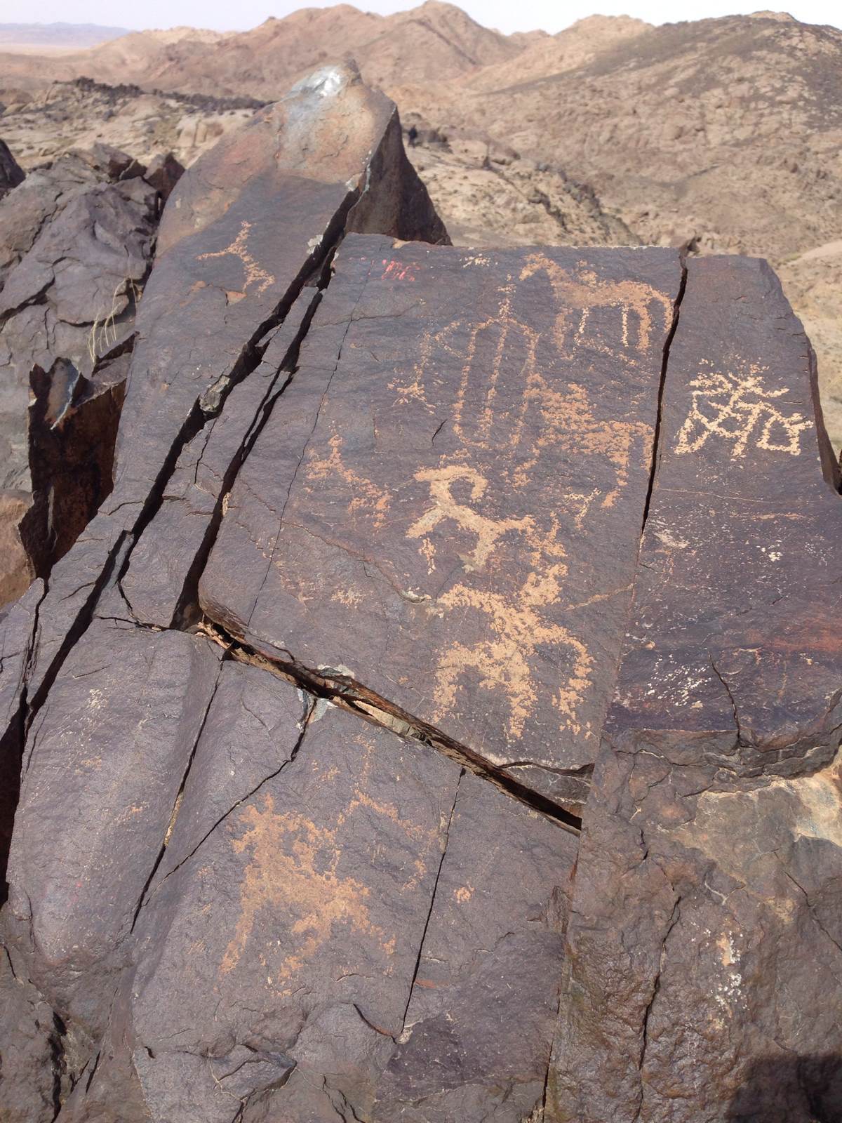 在18平方公里内,分布着4234幅数千年前的古代岩画,是世界最古老的艺术