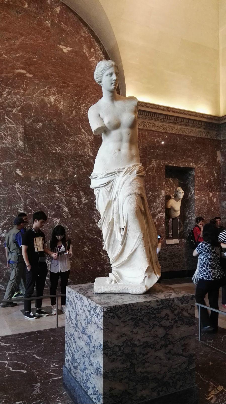 卢浮宫镇馆三宝——断臂的维纳斯,这个角度是最好的,看还有腹肌呢