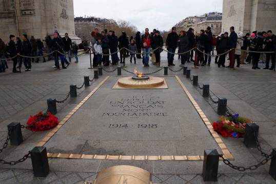 第一次世界大战后,在这座宏伟的凯旋门下又修建了一座"无名烈士墓"