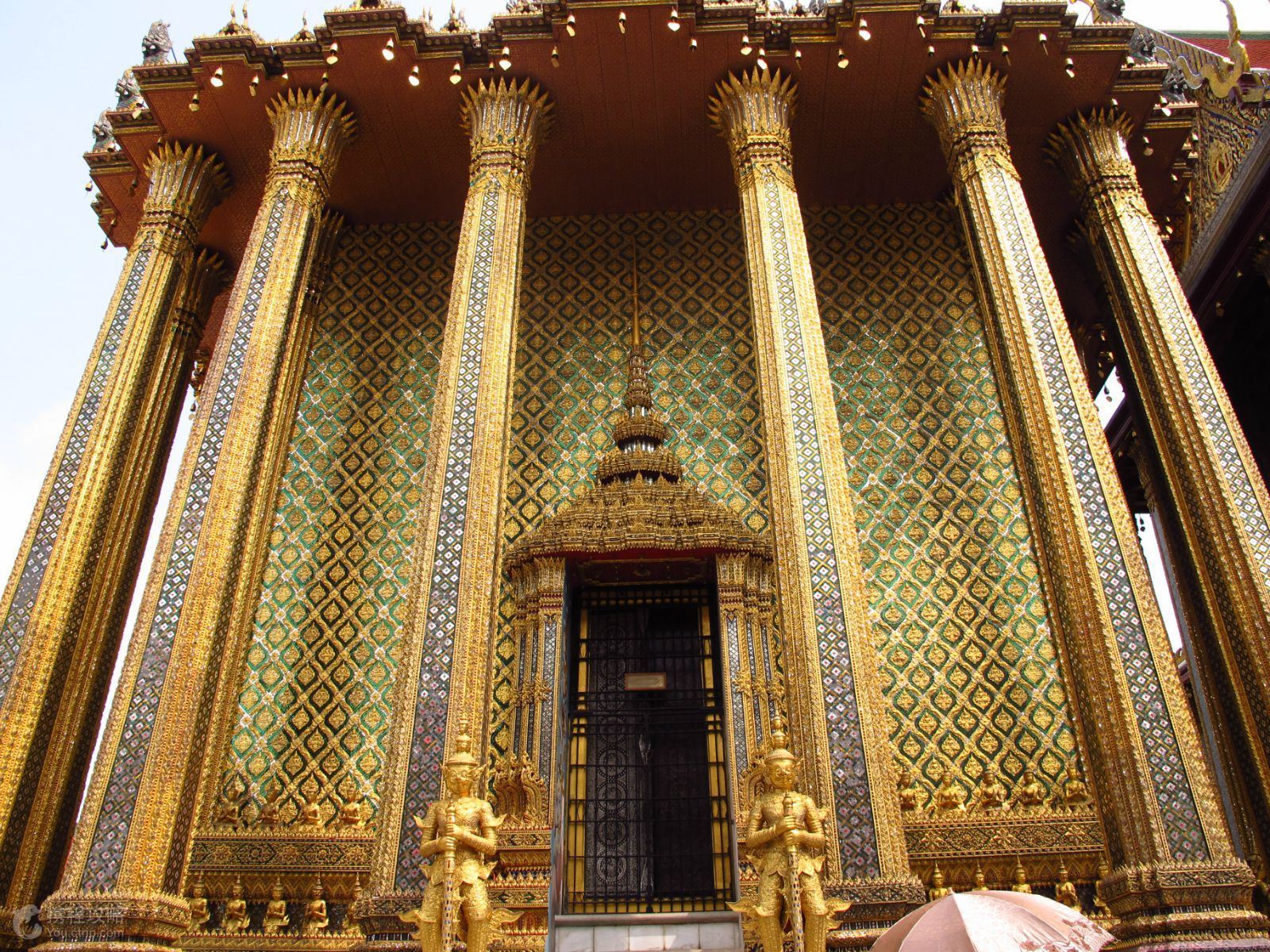 玉佛寺(wat phra kaew)位於曼谷大王宮的東北角,是泰國最著名的佛寺