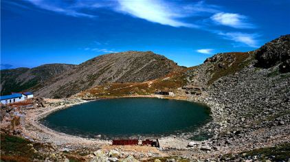 太白湖，水滟滟；六颗宝珠嵌山巅。碧波粼粼深莫测，实乃中华一奇观。  (1)