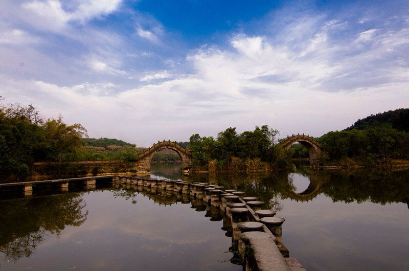 遂宁卧龙山公园拱桥,可惜是危桥,前后路都封了.