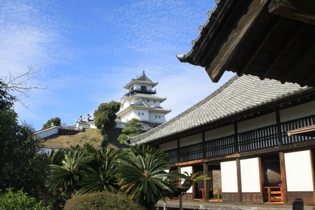 挂川城由日本著名历史人物山内一丰建造,是日本首次复原的真正木造的