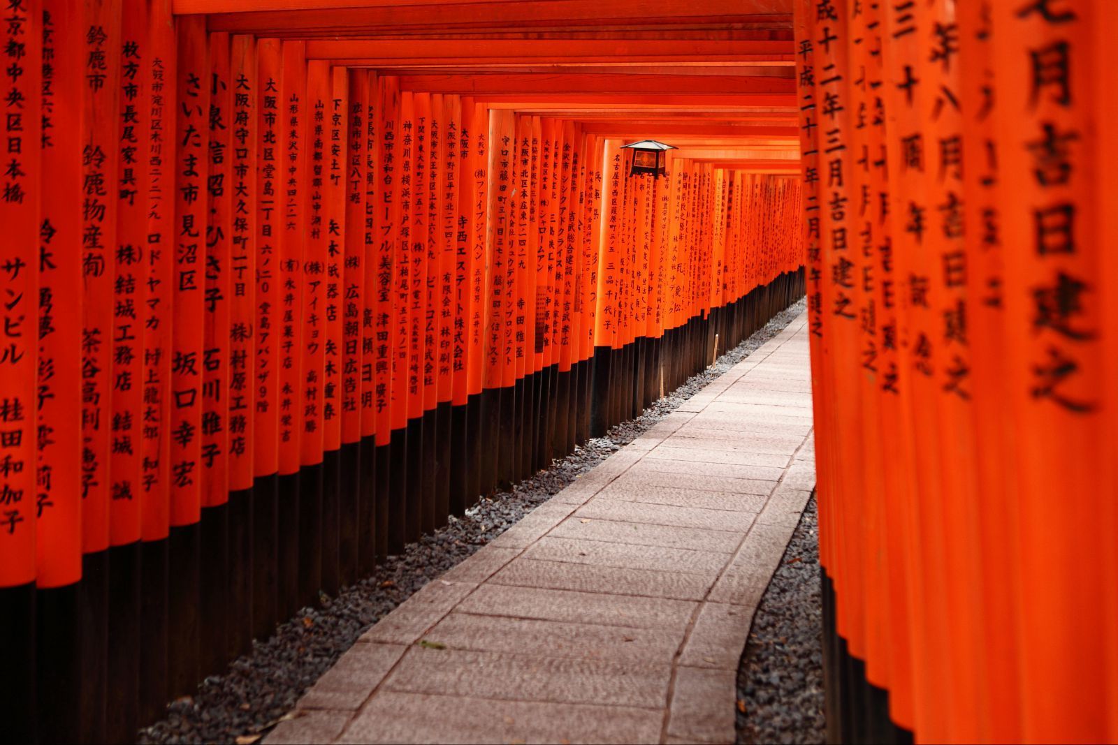 伏见稻荷大社也许是日本最具知名度的神社.