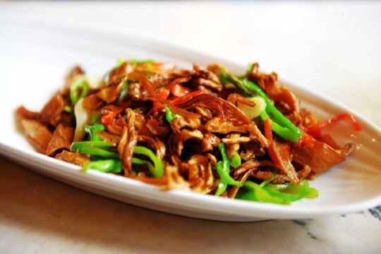 清炒松茸,朋友说,可惜是干松茸,不是新鲜的松茸,188一份,炒的味道不错