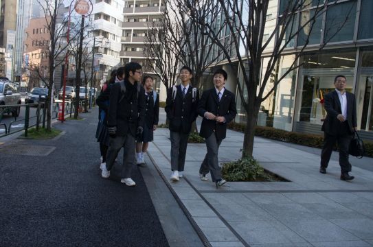 迎面走来一群中学生. 明治神宫