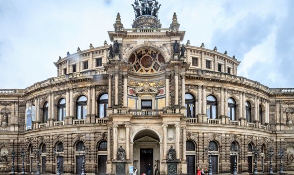 <p>这座以建筑设计者Gottfried Semper之名为名的壮丽建筑，与茨温格宫、王宫、王室教堂共同环绕着德累斯顿的观光中枢--剧院广场(Theaterplatz)，是该城极具象征意味的建筑物。在音乐风气极盛的德国，塞帕歌剧院具有重要的历史意义，19世纪初落成之后，包括瓦格纳&ldquo;唐豪森&rdquo;等歌剧均在此首演，俨然德意志音乐之都。</p><p>1869年，歌剧院毁于大火后重建，迅速恢复其在乐坛的地位，理查&middot;施特劳斯的&ldquo;玫瑰骑士&rdquo;首演即在此举行；二次大战，全部毁于战火，直到1985年才再度以原来模样呈现在世人眼前，并重新吸引来自各地的乐迷注目。夏季时，塞帕歌剧院有著名的圣十字架少年合唱团(Dresden Kreuzchor)、德累斯顿爱乐管弦乐团(Dresdener Philharmonie)、国立管弦月团(Staatskapelle Dresden)等团体表演，来此城游览者切勿错过。</p>