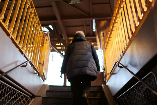 我妈坚毅果敢的背影,我都累得气喘吁吁,老太太居然走到了我的前边,一