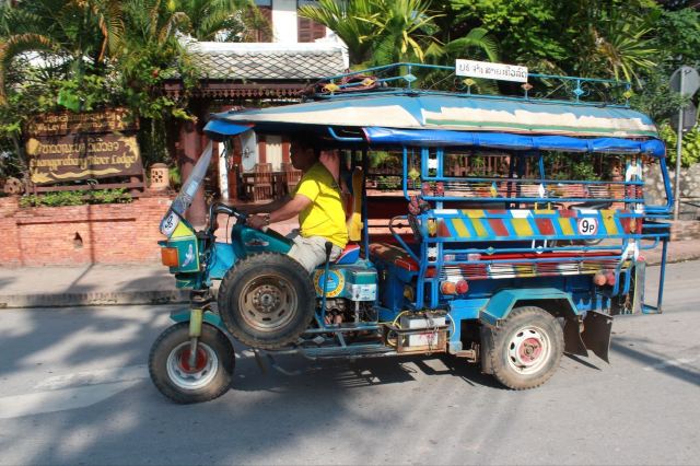 这是当地很著名的交通工具,tutu车,只要看你路过,他们就不停的招揽你