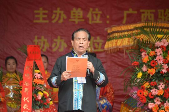 看看藏在三月三鲜花中的她